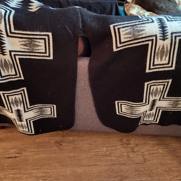 OLD NAVY BLACK / WHITE REVERSIBLE CROSS / TRIANGLE PONCHO - Picture 2 of 6